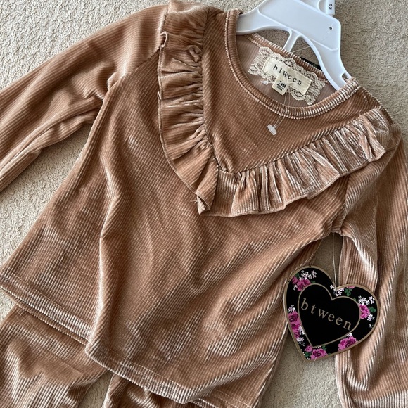 NWT btween Toddler Girls’ Ruffle Velour Set 24M - Picture 8 of 10